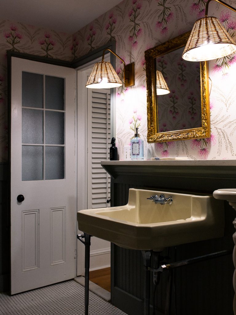 Medium compostion of a bathroom