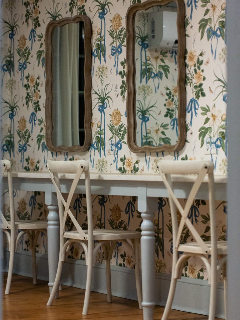 Medium compostion of chairs and table