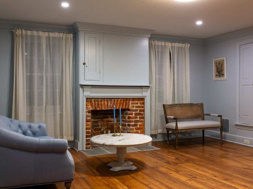 Medium compostion of room with couch and bench