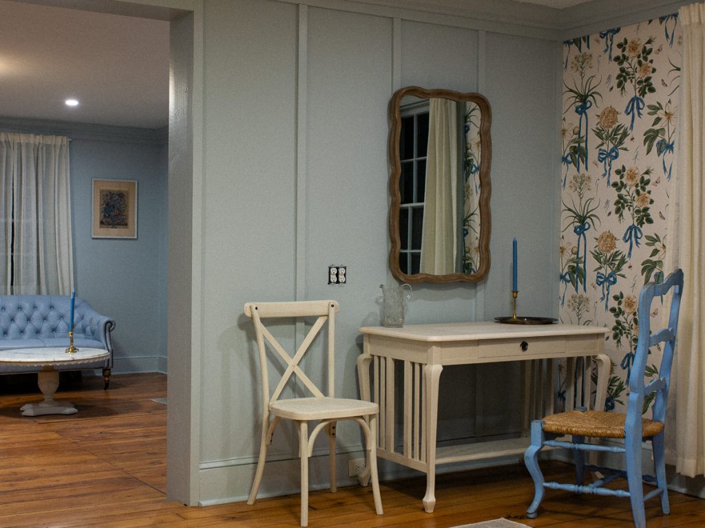 Medium compostion of room with tables and chairs